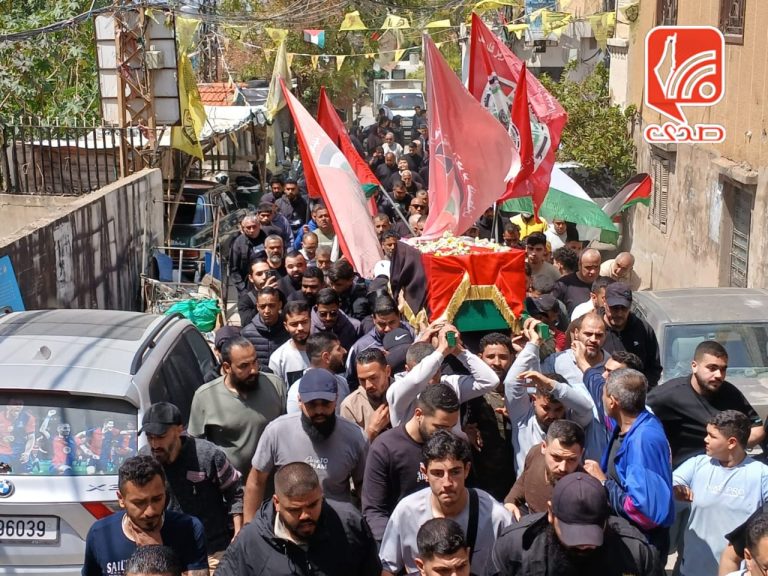 تشييع حاشد للشهيد أحمد كليب في مخيم البرج الشمالي