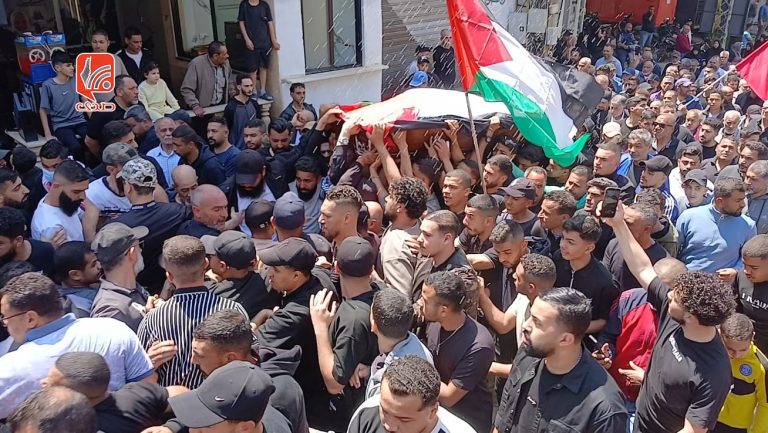 مخيم برج الشمالي يشيّع الشهيد أيمن دحلول في موكب مهيب