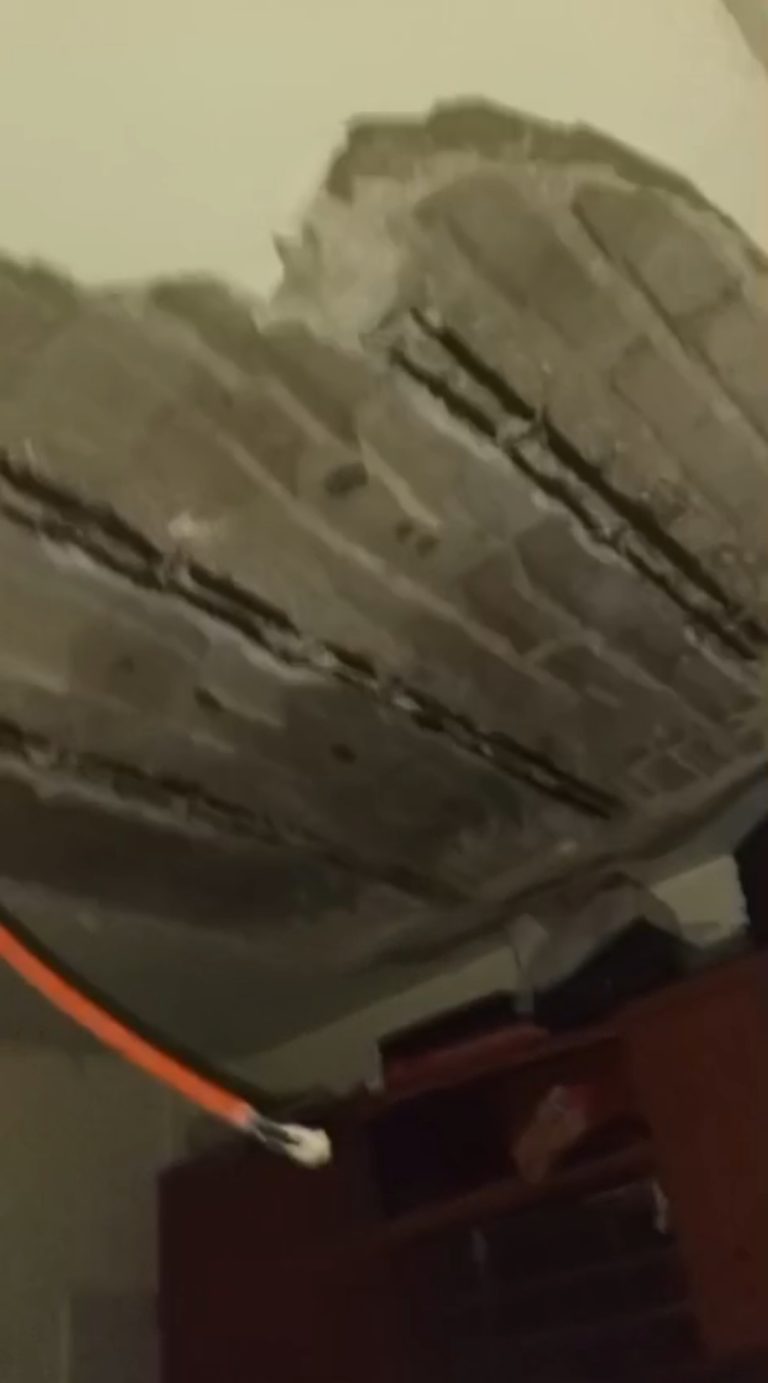 انهيار سقف منزل في مخيم شاتيلا