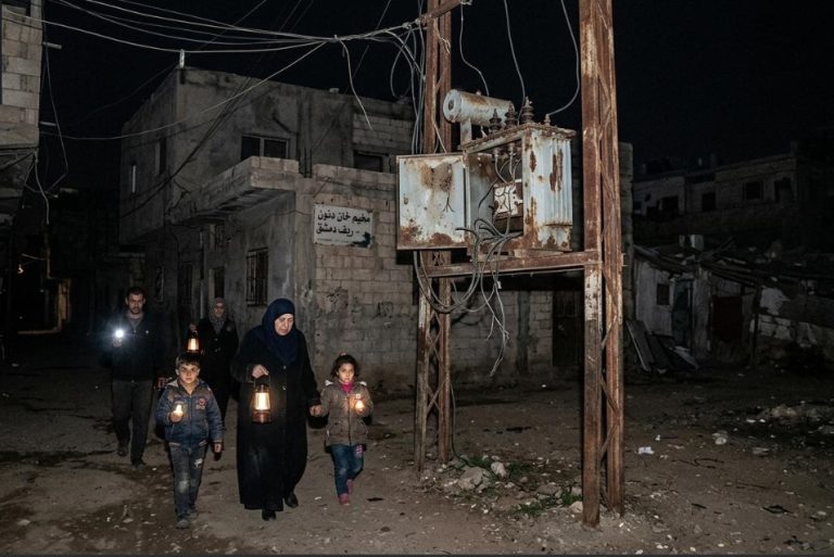 غياب الصيانة يمدد أزمة الكهرباء في مخيم خان دنون