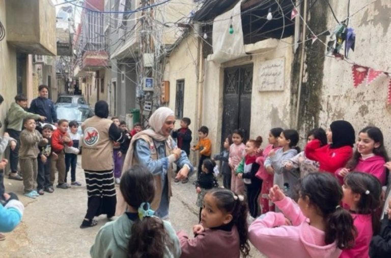أنشطة دعم نفسي للأطفال بمخيم برج الشمالي لتخفيف آثار الحرب