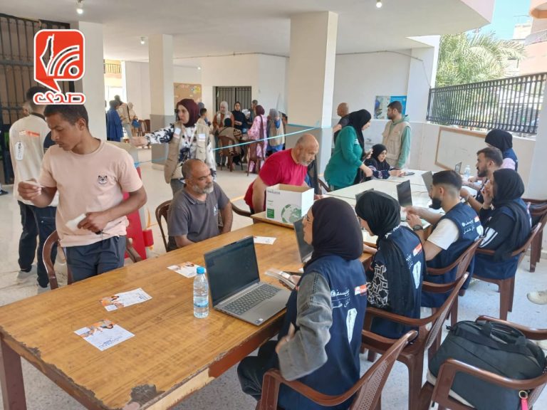 توزيع مساعدات إنسانية في مخيمات الجنوب