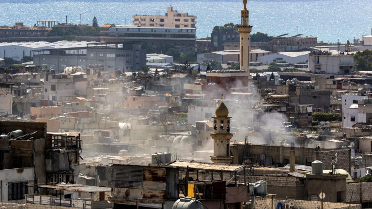 عين الحلوة.. حياة على حافة الانهيار في ظل الحرب وغياب الدعم