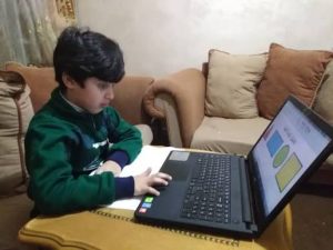 تحذيرات من تفاقم أزمة التعليم عن بُعد لدى طلبة فلسطينيو سوريا