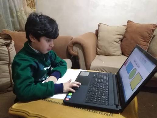 تحذيرات من تفاقم أزمة التعليم عن بُعد لدى طلبة فلسطينيو سوريا