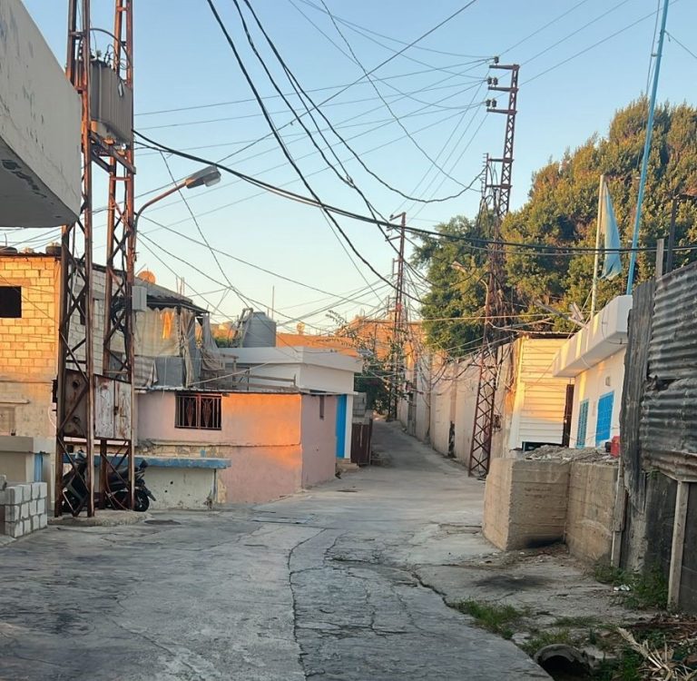 عودة التيار الكهربائي إلى مخيمات صور