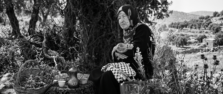 وفاة شاهدة النكبة “أم علي الشما” في مخيم البص