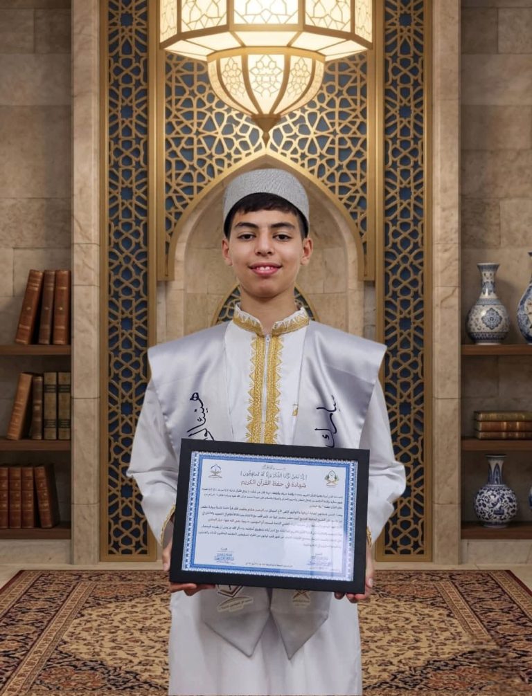 الفتى عبد الرحمن يعقوب يتم حفظ كتاب الله في البداوي
