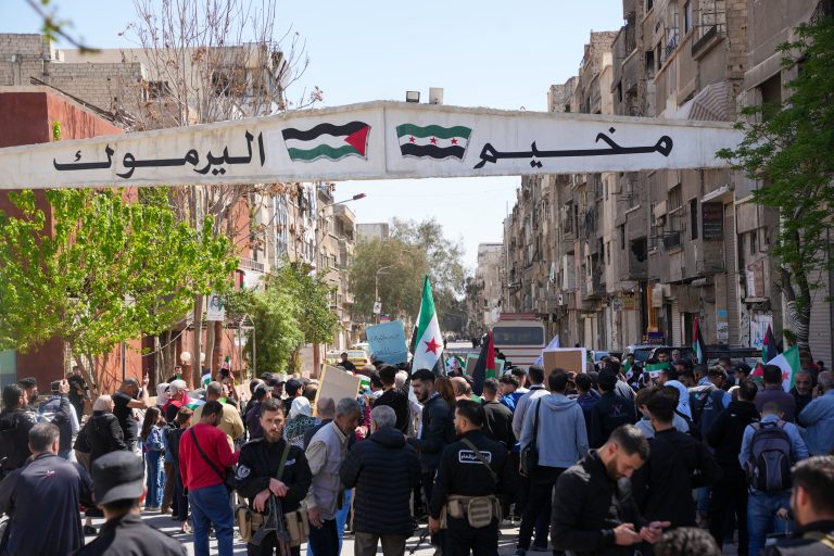 لجنة مخيم اليرموك تواصل جهودها الخدمية والإنسانية خلال نيسان