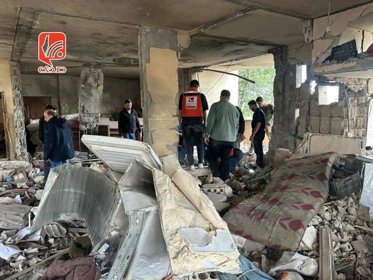إعلان الحداد في مخيم الجليل استعداداً لتشييع الشهيد وائل عبد الحليم وابنته