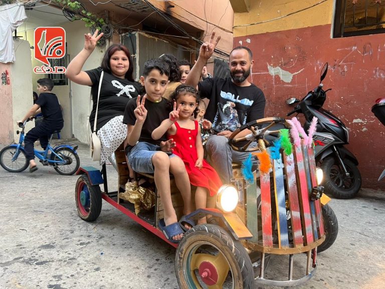 فلسطيني يحوّل الخشب إلى فرحة عيد