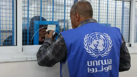 الأونروا تسمح لموظفيها بالعمل الإضافي لمواجهة أزمة التمويل