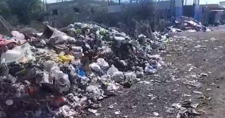 صرخة من الرشيدية: أوقفوا حرق النفايات وحافظوا على متنفس المخيم