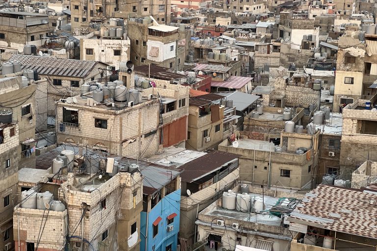 تقليصات “الأونروا” وتداعيات الحرب تضع مخيمات لبنان في عين العاصفة