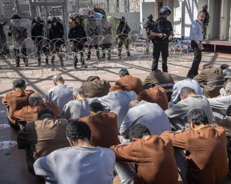 جمعية فرنسية تدعو ماكرون لإدانة التعذيب بحق الأسرى الفلسطينيين