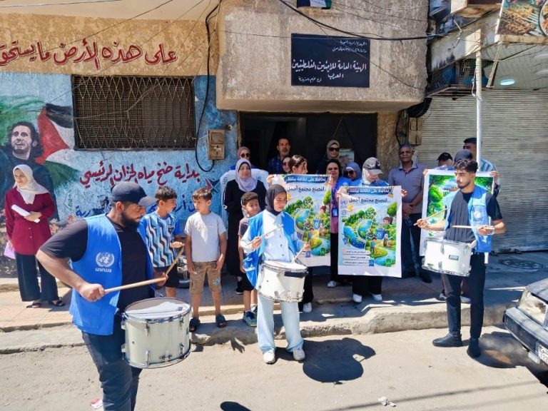 حملة بيئية في مخيم سبينة لتعزيز النظافة وتحسين الواقع الخدمي