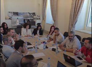 ​لجنة الحوار تبحث مع “الأونروا” والمنظمات تداعيات العدوان على مخيمات الجنوب