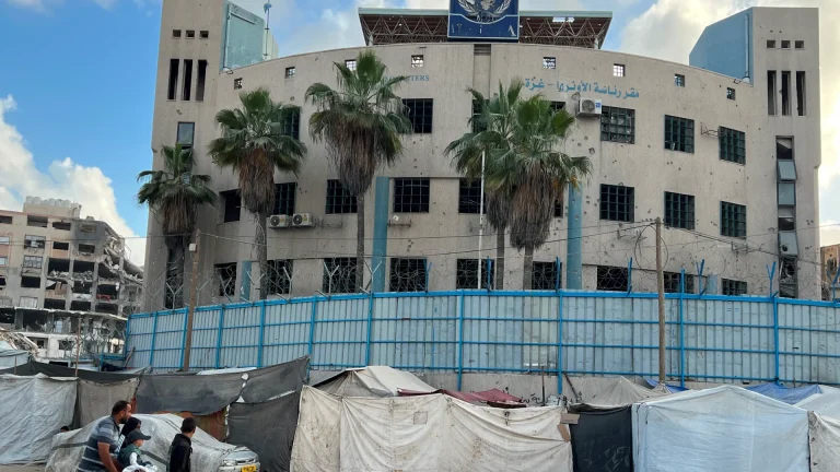 ملف الأونروا يطالب بإلغاء قرار فصل 70 موظفاً في غزة
