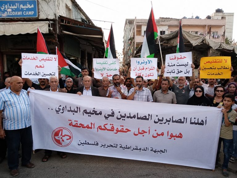 لاجئو مخيم البداوي يحتجون رفضًا لتقليص خدمات الأونروا ويطالبون بتحسينها