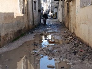 طرق مخيم درعا.. أكثر من عقدين من الإهمال يفاقمان معاناة اللاجئين الفلسطينيين