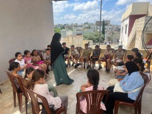 المرأة الفلسطينية في مخيمات لبنان… مسؤوليات تتسع وصمود يتجدد