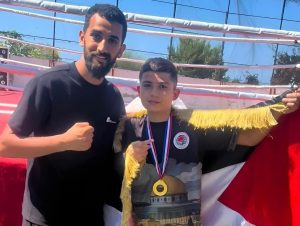 الطفل الفلسطيني نضال شحادة يحصد ذهبية المواي تاي لنادي النضال في مخيم البداوي