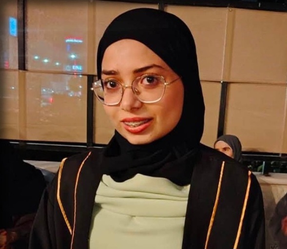 طالبة فلسطينية تتفوّق في الثانوية العامة بقطر