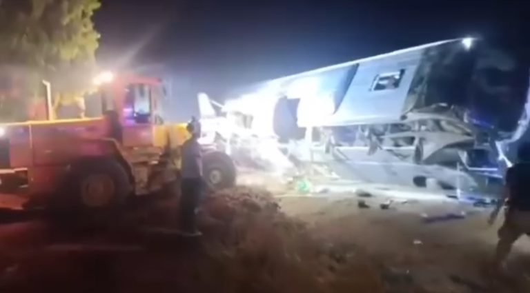 فاجعة على طريق درعا: ٤ ضحايا و١٧ جريحاً في انقلاب حافلة معتمرين لبنانيين وفلسطينيين