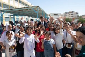 سفير اليابان يزور مدارس “أونروا” في مخيم النزهة بالأردن ويطّلع على برنامج المخيمات الصيفية
