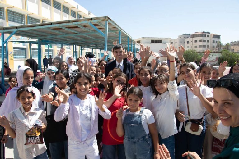 سفير اليابان يزور مدارس “أونروا” في مخيم النزهة بالأردن ويطّلع على برنامج المخيمات الصيفية