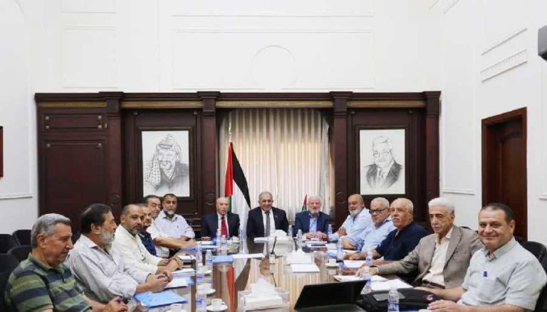 اللجنة الفنية المنبثقة عن اللجنة التحضيرية للمجلس الوطني تعقد اجتماعها في السفارة الفلسطينية ببيروت