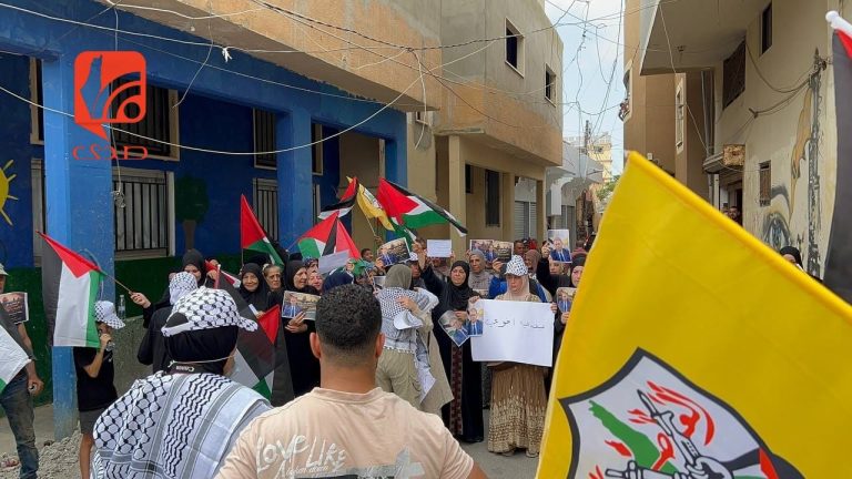 وقفة تضامنية في مخيم الرشيدية تطالب بالإفراج عن دبور وترفع مناشدة للسلطة الفلسطينية