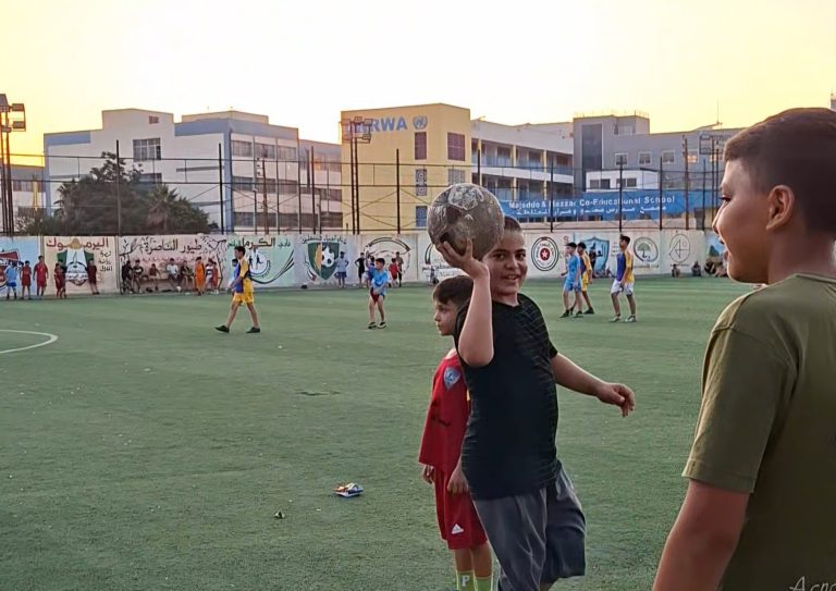 الملاعب والبحر والحارات متنفس أطفال مخيم نهر البارد صيفاً