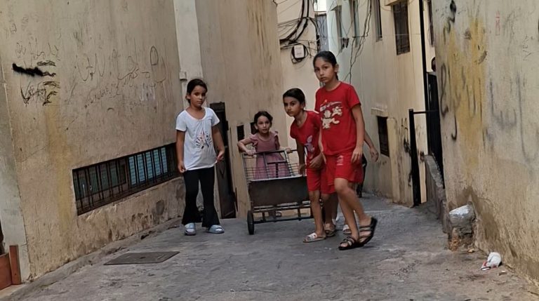في ظل غياب المساحات المخصصة للأطفال.. الملاعب والبحر والحارات متنفس أطفال مخيم نهر البارد صيفاً