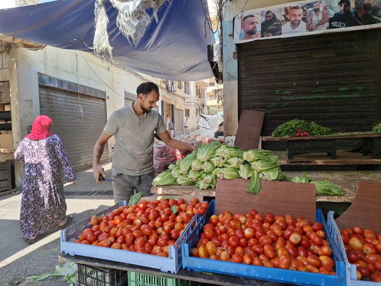 غلاء المعيشة يغيّر عادات التسوق في مخيم نهر البارد .. تراجع القدرة الشرائية وتأجيل الكماليات