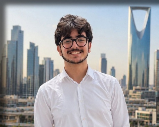 من منصات البرمجة الدولية إلى جامعة خليفة.. تفوق استثنائي للطالب الفلسطيني عُديّ الحلايقة
