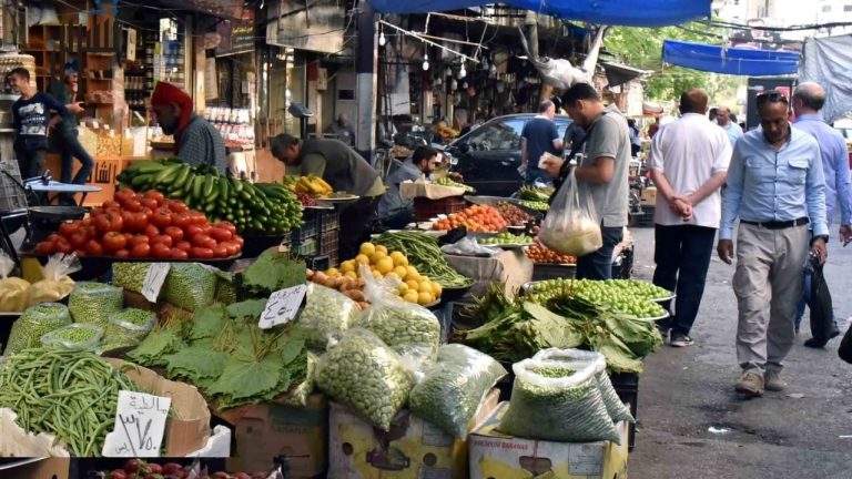 الأسر الفلسطينية في سوريا تحت ضغط الغلاء.. الدخل لا يكفي لتأمين أساسيات الحياة