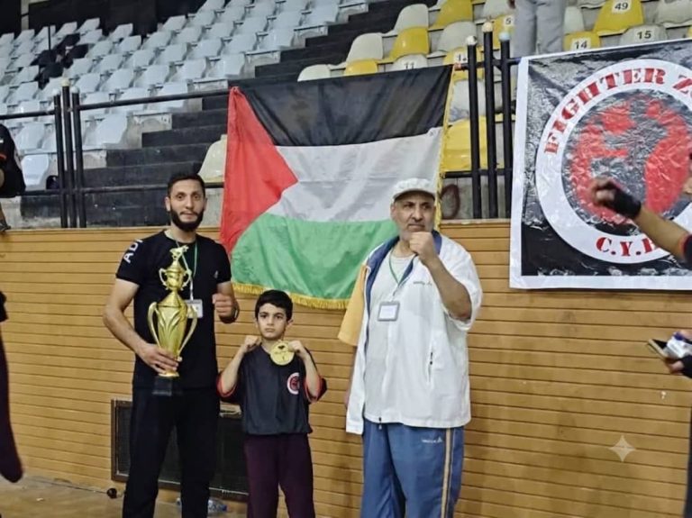 طفل فلسطيني يُتوج بلقب كيك بوكسينغ في حماة