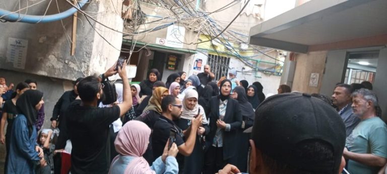 اعتصام أمام الأونروا في مخيم برج البراجنة للمطالبة بدعم فلسطينيي سوريا