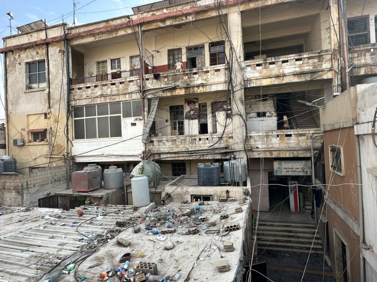 مراسل صدى الشتات: سقوط حجارة من المبنى الفرنسي القديم في مخيم الجليل يهدد 16 عائلة