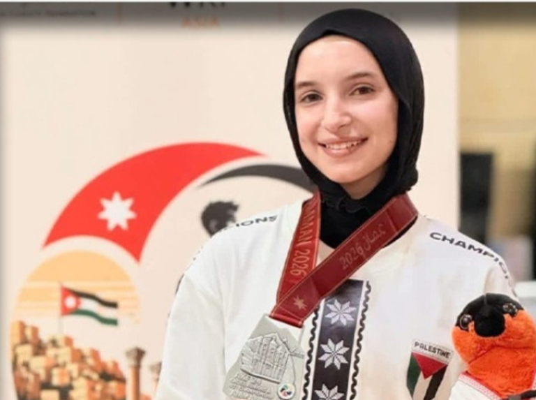 الفلسطينية محبوبة حساسنة تحرز فضية آسيا للكاراتيه