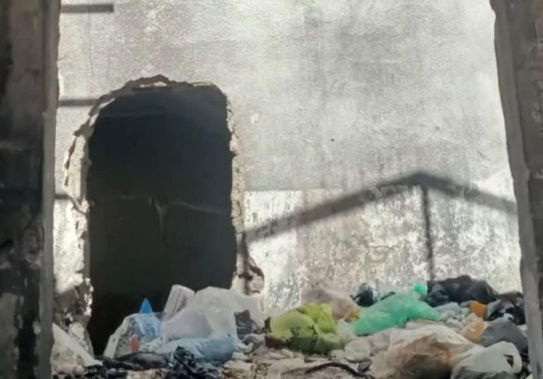مدرسة مدمرة في مخيم اليرموك تثير مخاوف الأهالي