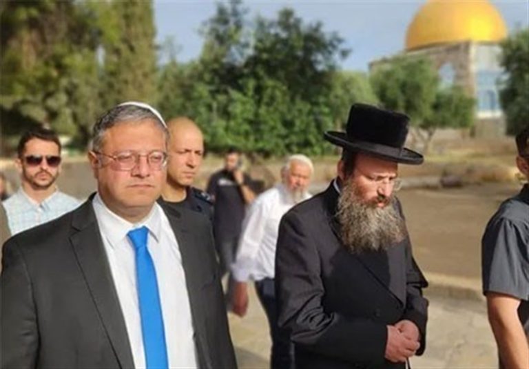 بحراسة مشددة.. بن غفير وعشرات المستوطنين يقتحمون الأقصى عشية انتخابات الكنيست