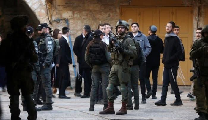 “شاهد”: تهجير قسري لـ2500 فلسطيني في الخليل وسط عقوبات جماعية وهدم للمنازل