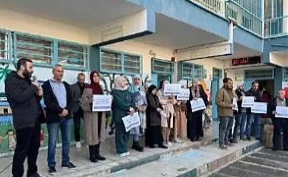 اتحاد المعلمين الفلسطينيين في لبنان يرفض دمج المدارس ويبدأ تحركات نقابية