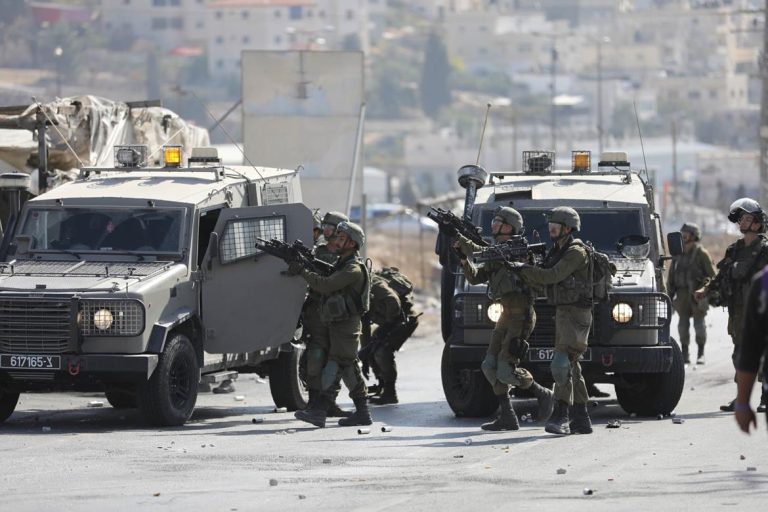 الاحتلال والمستوطنون يشنون اعتداءات واسعة بالضفة: تحويل منازل لثكنات واستهداف قاطفي الزيتون وإصابات واعتقالات