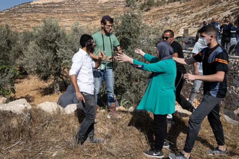موجة اعتداءات للمستوطنين تشمل الضفة من جنين إلى الخليل وحرق عشرات أشجار الزيتون