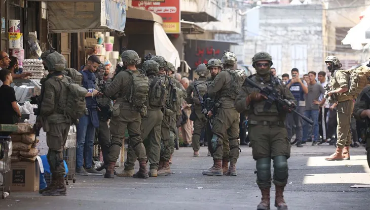 مستوطنون يحرقون مسجداً ويجرّفون أراضي في الضفة خلال 24 ساعة