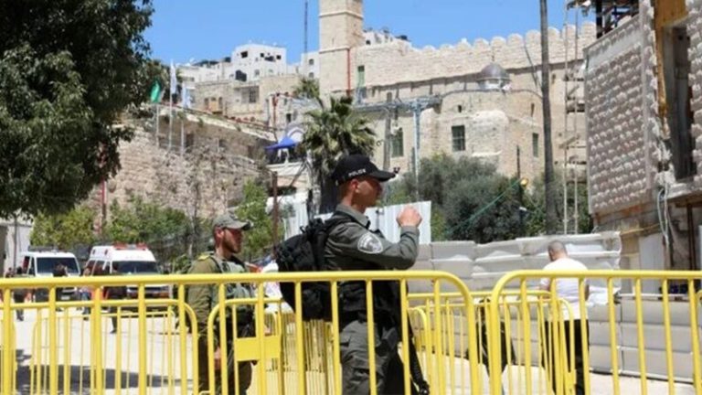 قوات الاحتلال تغلق المسجد الإبراهيمي وتطرد موظفيه وسدنته
