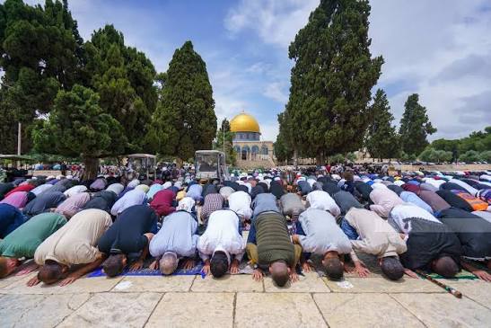 عشرات الآلاف يصلون الجمعة في الأقصى والاحتلال يعتقل الخطيب خالد أبو جمعة